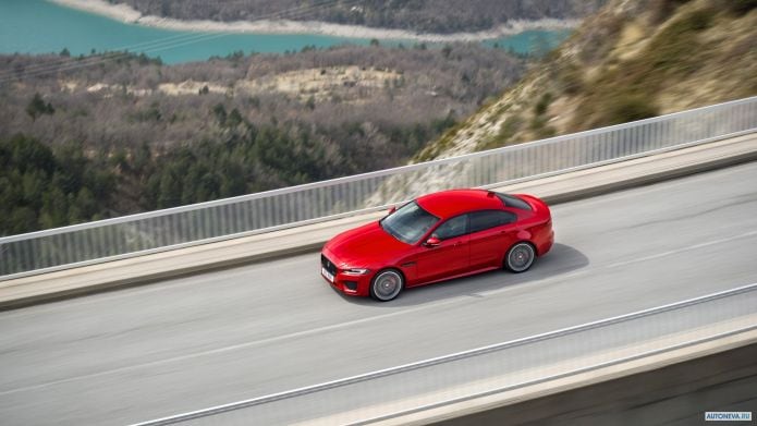 2020 Jaguar XE R-Dynamic - фотография 30 из 36