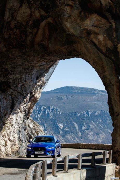 2020 Jaguar XE S R-Dynamic - фотография 3 из 18