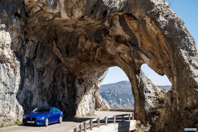 2020 Jaguar XE S R-Dynamic - фотография 6 из 18