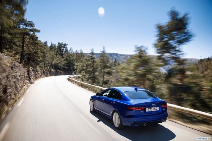 2020 Jaguar XE S R-Dynamic - фотография 12 из 18