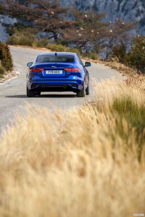 2020 Jaguar XE S R-Dynamic - фотография 14 из 18