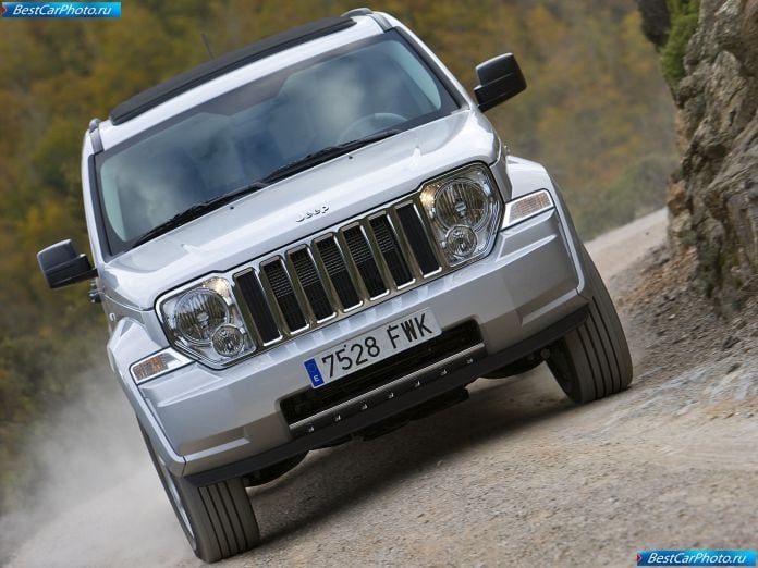 2008 Jeep Cherokee - фотография 23 из 27