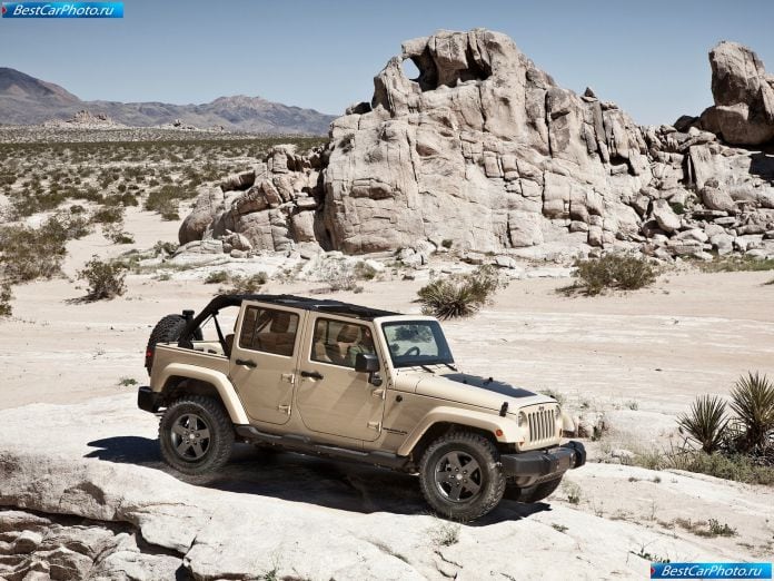 2011 Jeep Wrangler Mojave - фотография 12 из 27