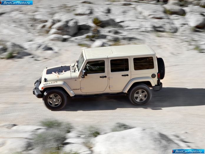 2011 Jeep Wrangler Mojave - фотография 18 из 27