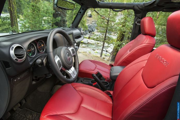 2013 Jeep Wrangler Rubicon 10th Anniversary - фотография 18 из 20
