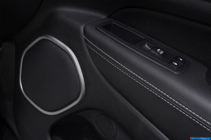 2014 Jeep Grand Cherokee SRT - фотография 27 из 37