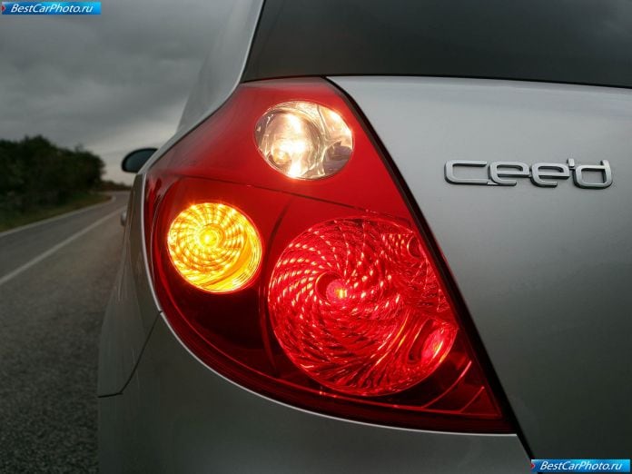 2007 Kia Cee-d - фотография 35 из 48