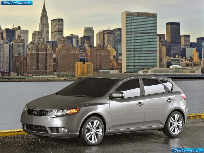 2011 Kia Cerato/Forte 5-door - фотография 2 из 6