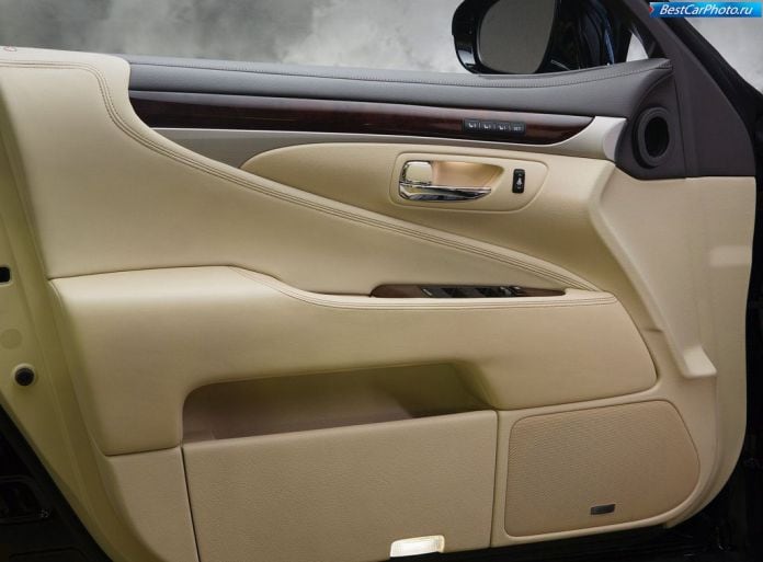 2013 Lexus LS460 - фотография 24 из 32