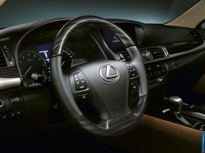 2013 Lexus LS 460 EU Version - фотография 23 из 32
