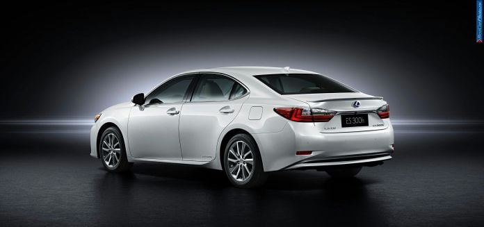 2016 Lexus ES 300h - фотография 2 из 7