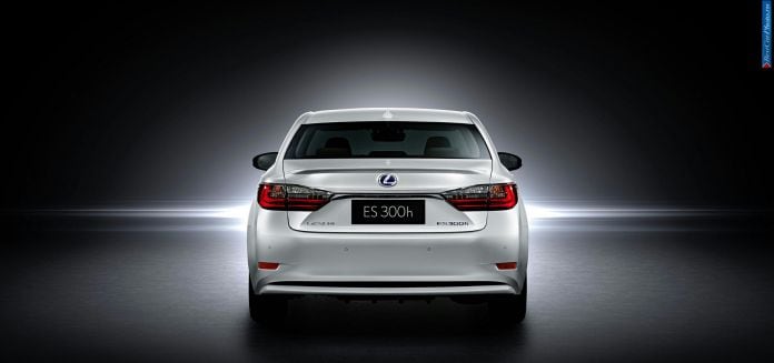 2016 Lexus ES 300h - фотография 5 из 7