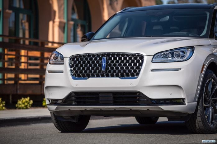 2021 Lincoln Corsair Grand Touring - фотография 12 из 19
