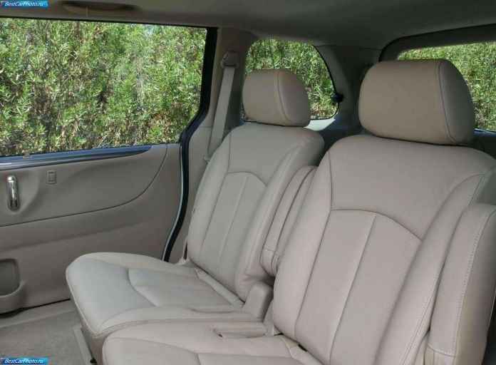 2004 Mazda MPV ES - фотография 15 из 23
