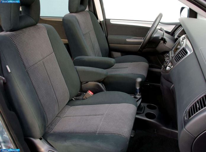 2004 Mazda MPV European Version - фотография 50 из 74