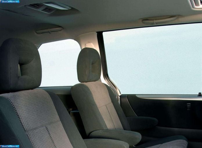 2004 Mazda MPV European Version - фотография 57 из 74