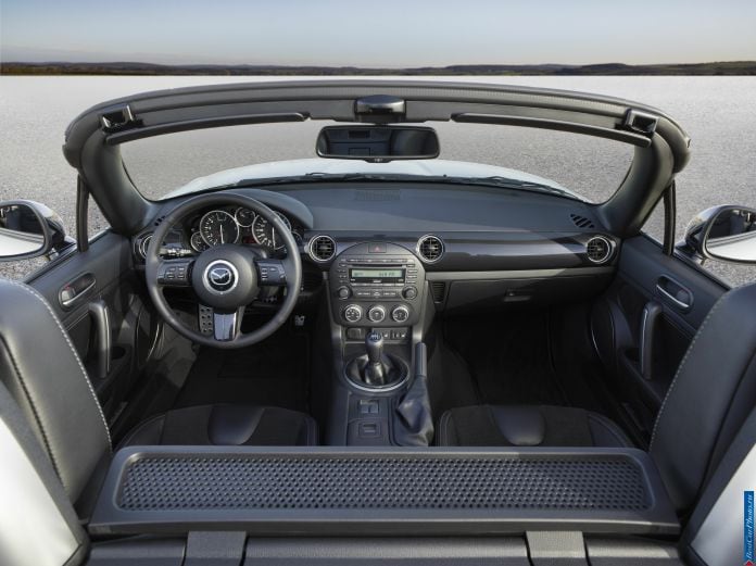 2013 Mazda MX-5 Roadster Coupe - фотография 30 из 33