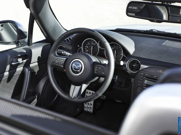 2013 Mazda MX-5 Roadster Coupe - фотография 31 из 33