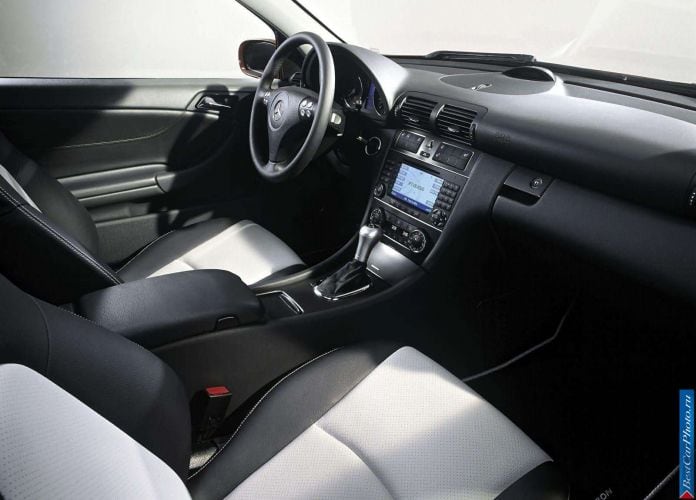 2004 Mercedes-Benz C320 Sport Coupe - фотография 22 из 35