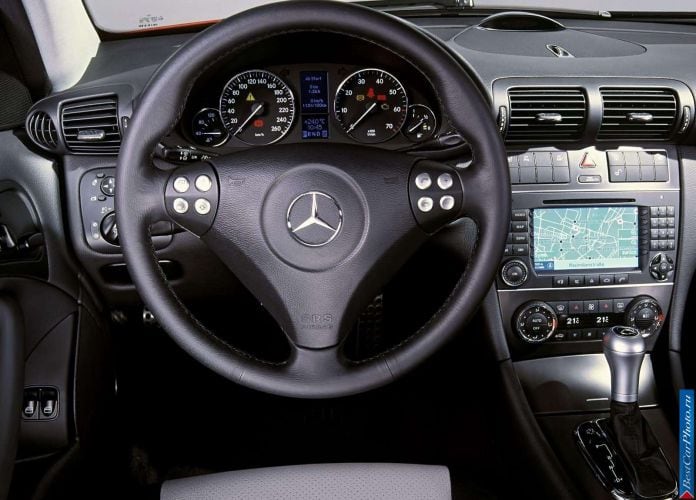 2004 Mercedes-Benz C320 Sport Coupe - фотография 24 из 35 2004 Mercedes-Benz C320 Sport Coupe - фотография 24 из 35