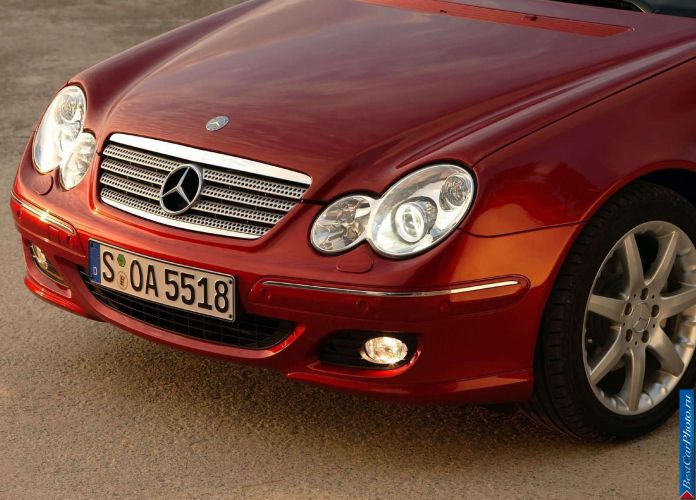 2004 Mercedes-Benz C320 Sport Coupe - фотография 32 из 35 2004 Mercedes-Benz C320 Sport Coupe - фотография 32 из 35