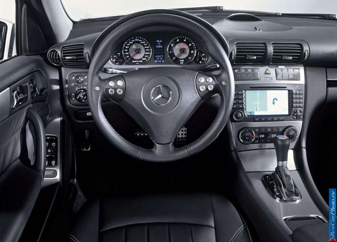 2004 Mercedes-Benz C55 AMG - фотография 16 из 25 2004 Mercedes-Benz C55 AMG - фотография 16 из 25