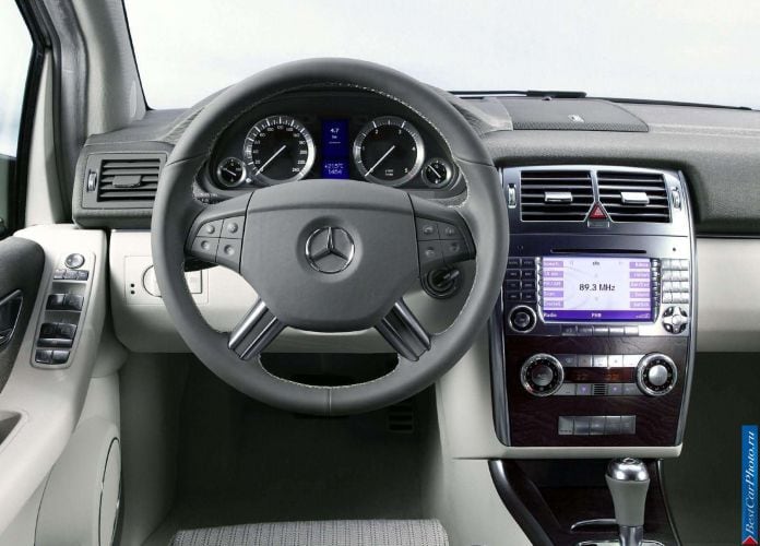 2004 Mercedes-Benz Compact Sports Tourer Vision B Concept - фотография 16 из 24 2004 Mercedes-Benz Compact Sports Tourer Vision B Concept - фотография 16 из 24