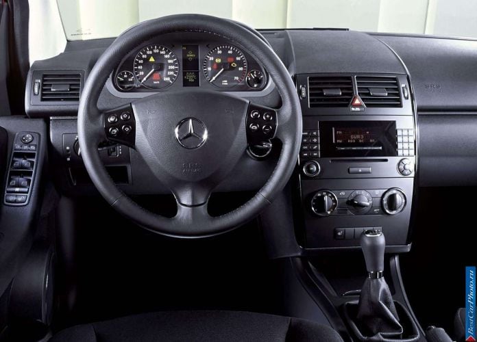 2005 Mercedes-Benz A170 Classic 5door - фотография 16 из 19 2005 Mercedes-Benz A170 Classic 5door - фотография 16 из 19