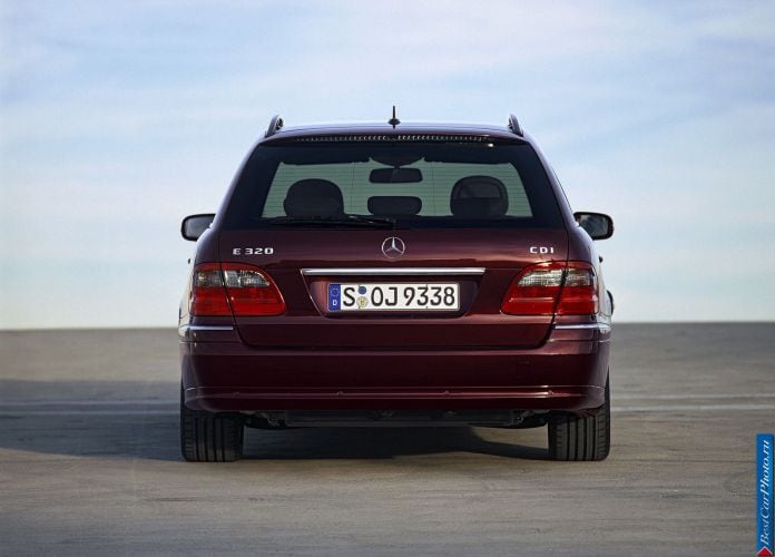 2006 Mercedes-Benz E-Class Estate - фотография 28 из 33 2006 Mercedes-Benz E-Class Estate - фотография 28 из 33