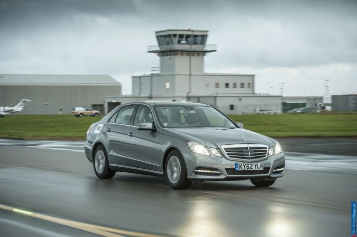 2013 Mercedes-Benz E300 Bluetec Hybrid - фотография 3 из 68