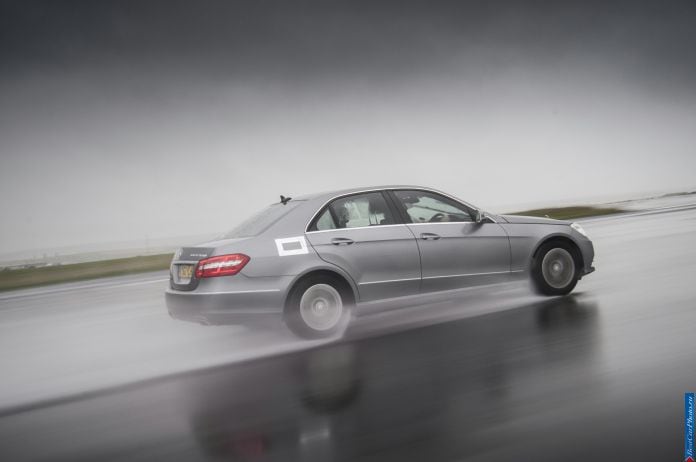 2013 Mercedes-Benz E300 Bluetec Hybrid - фотография 30 из 68 2013 Mercedes-Benz E300 Bluetec Hybrid - фотография 30 из 68