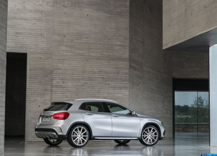 2015 Mercedes-Benz GLA 45 AMG - фотография 20 из 35 2015 Mercedes-Benz GLA 45 AMG - фотография 20 из 35