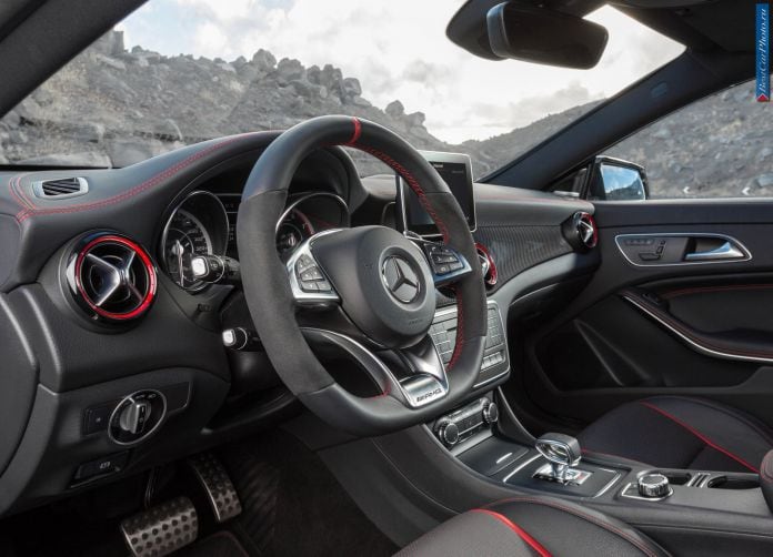2015 Mercedes-Benz CLA 45 AMG Shooting Brake - фотография 36 из 62