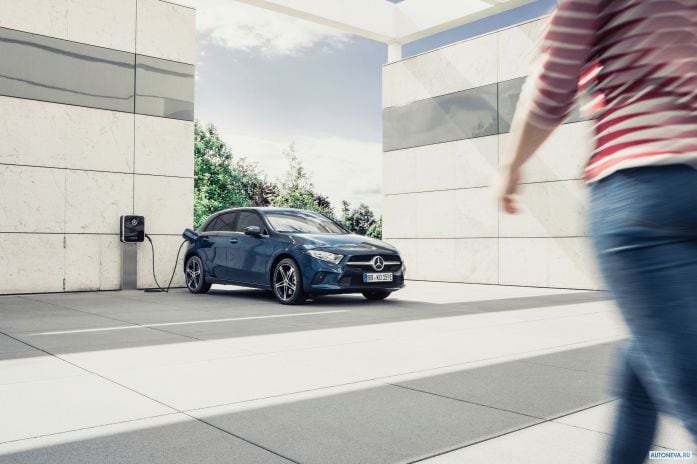 2020 Mercedes-Benz A-class e250 Hatchback - фотография 3 из 20