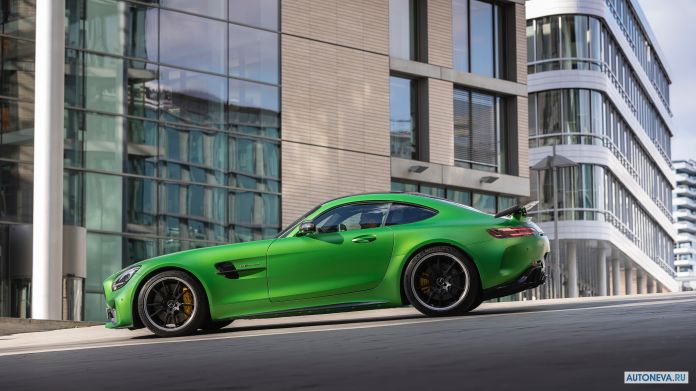 2020 Mercedes-Benz AMG-GT R - фотография 17 из 40