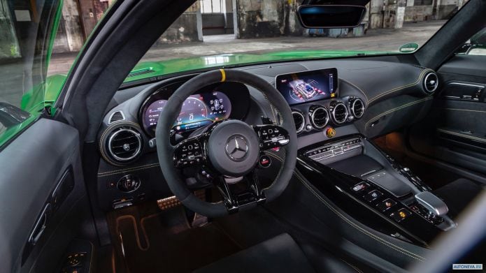 2020 Mercedes-Benz AMG-GT R - фотография 28 из 40
