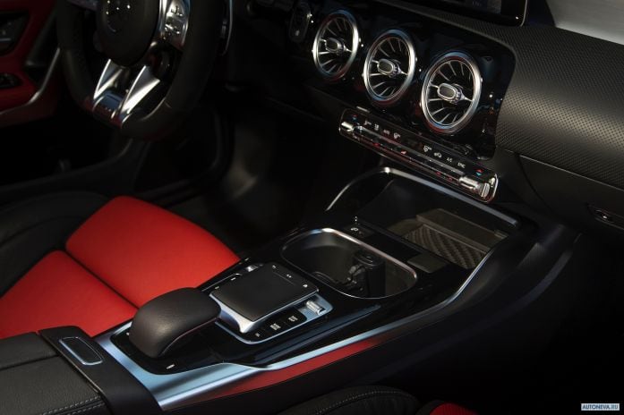 2020 Mercedes-Benz CLA45 4MATIC+ - фотография 28 из 40