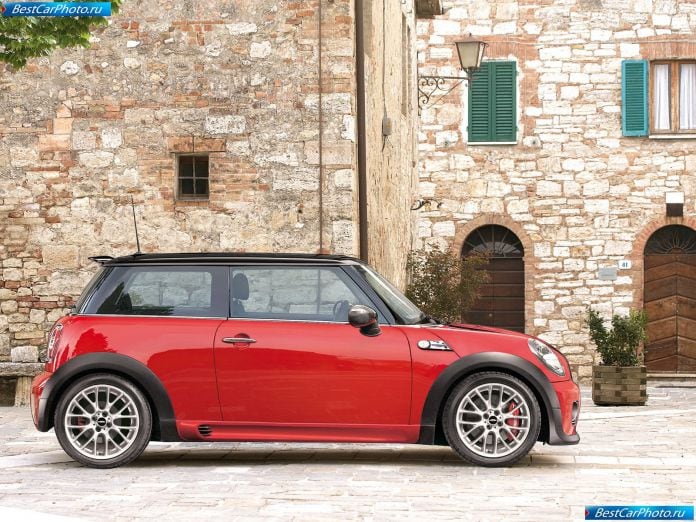 2009 Mini Cooper John Cooper Works - фотография 5 из 18