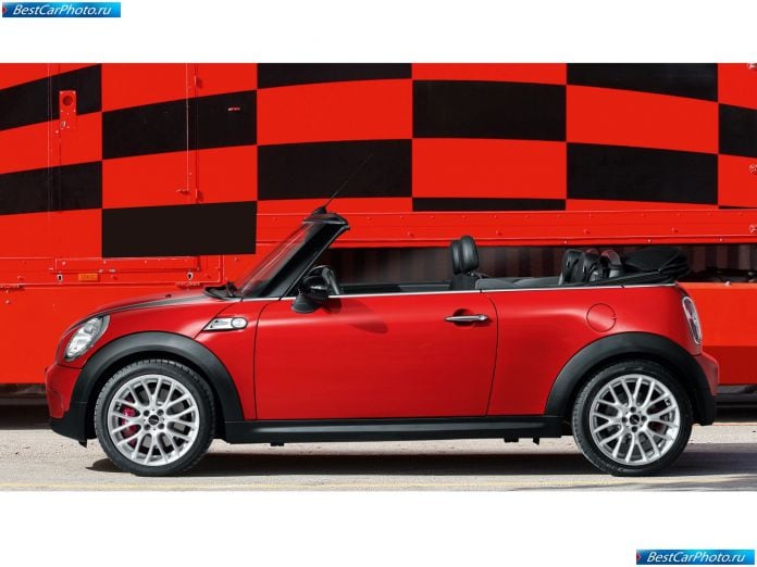 2010 Mini John Cooper Works Convertible - фотография 10 из 31