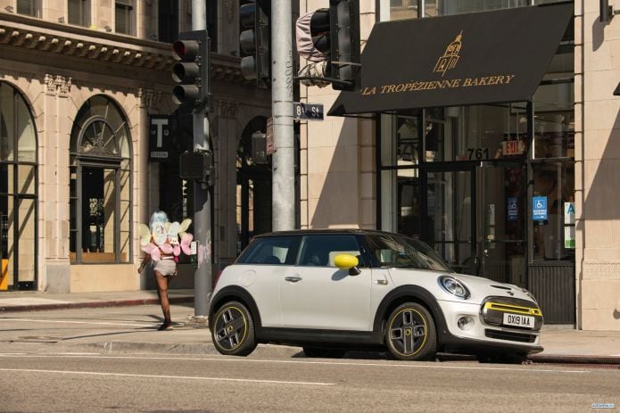 2020 Mini Cooper SE - фотография 14 из 40