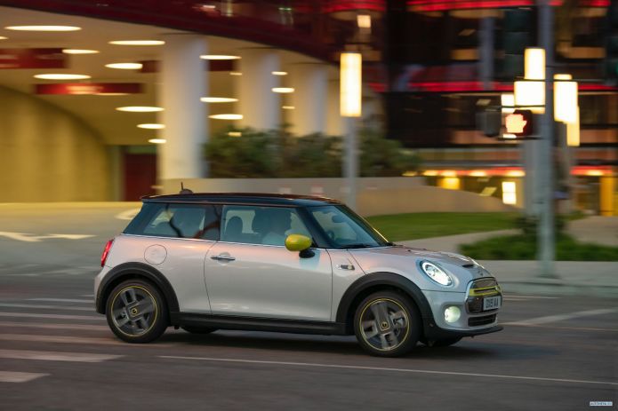 2020 Mini Cooper SE - фотография 15 из 40