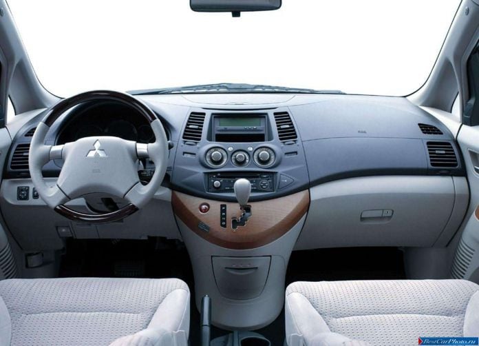 2004 Mitsubishi Grandis European Version - фотография 3 из 60