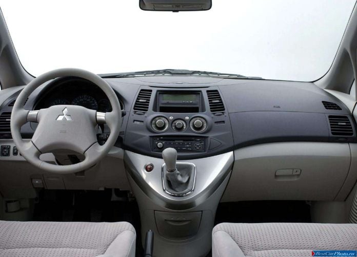 2004 Mitsubishi Grandis European Version - фотография 26 из 60