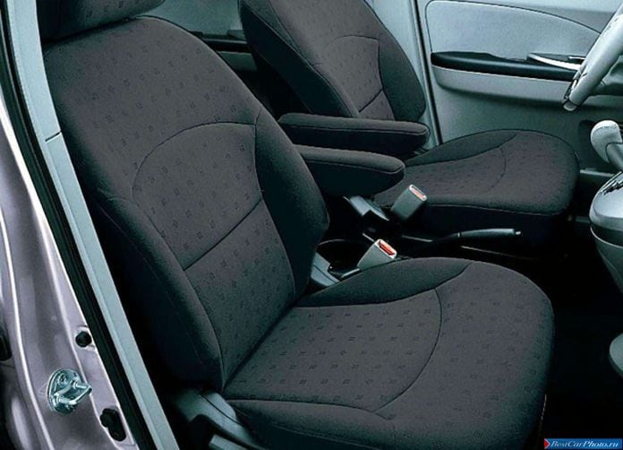 2004 Mitsubishi Grandis European Version - фотография 32 из 60