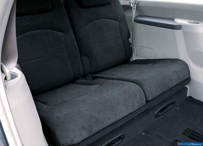 2004 Mitsubishi Grandis European Version - фотография 40 из 60