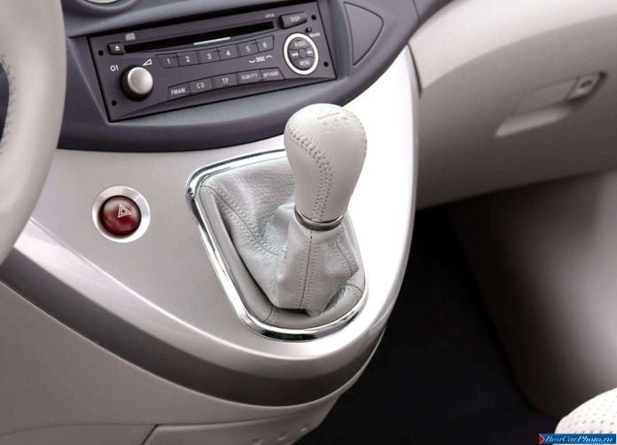 2004 Mitsubishi Grandis European Version - фотография 42 из 60
