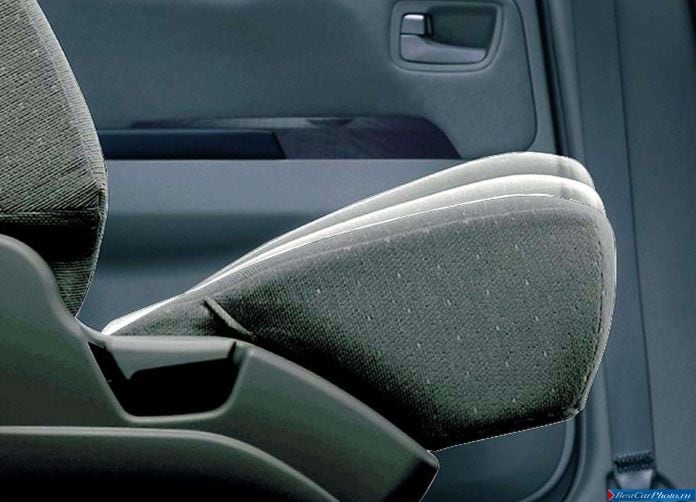 2004 Mitsubishi Grandis European Version - фотография 45 из 60