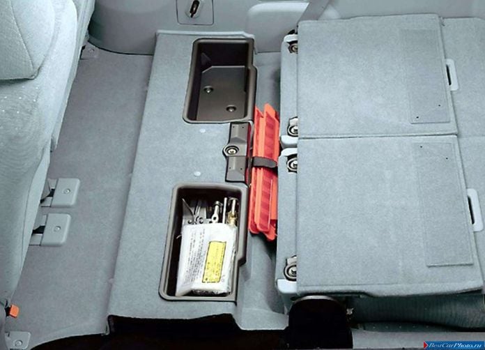 2004 Mitsubishi Grandis European Version - фотография 47 из 60