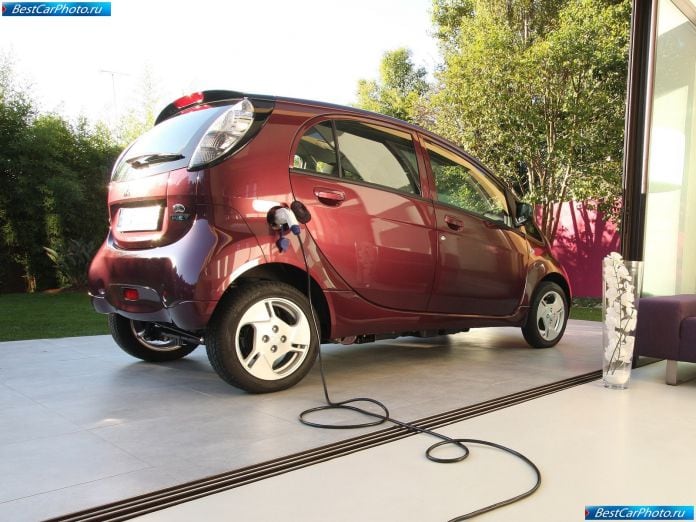 2011 Mitsubishi I-miev - фотография 39 из 76