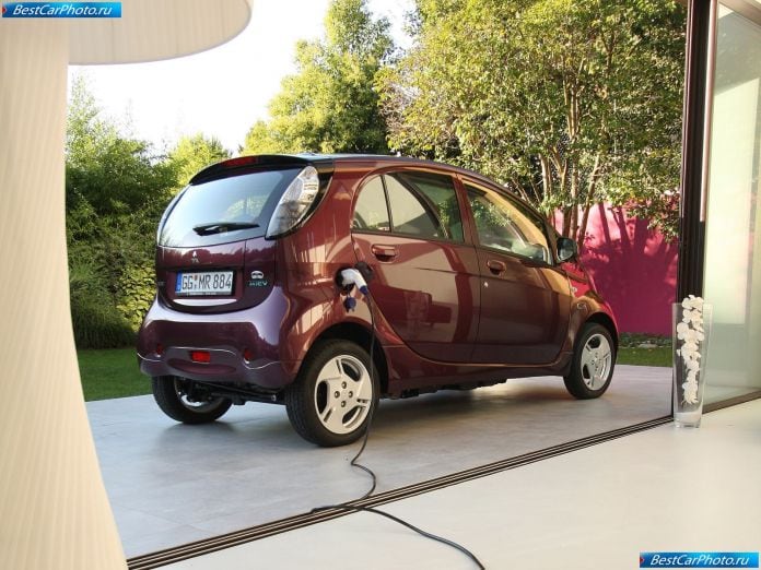 2011 Mitsubishi I-miev - фотография 40 из 76